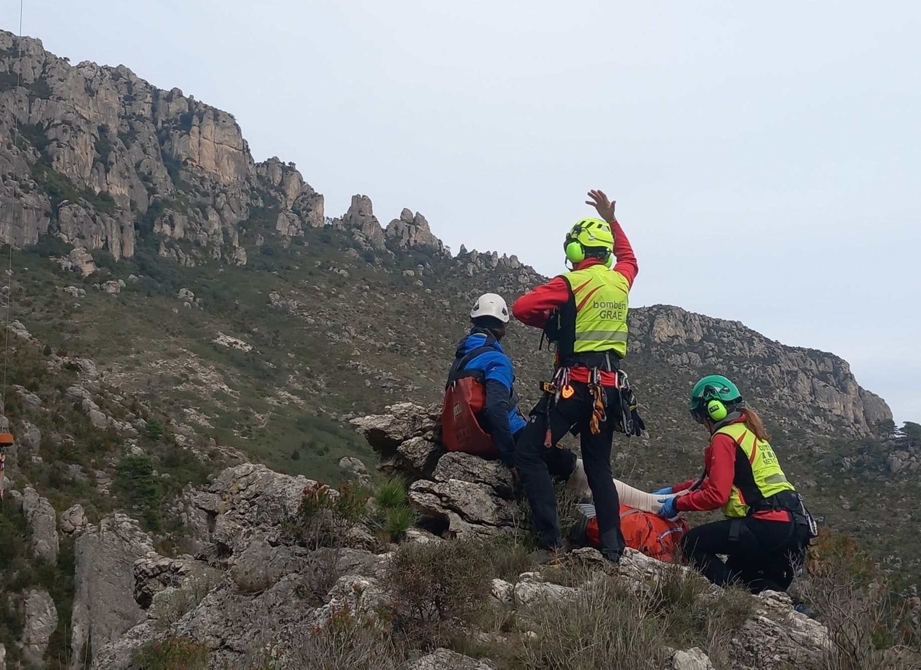 Maniobres de salvament dels Bombers a una jove excursionista al Mont Caro, a Roquetes