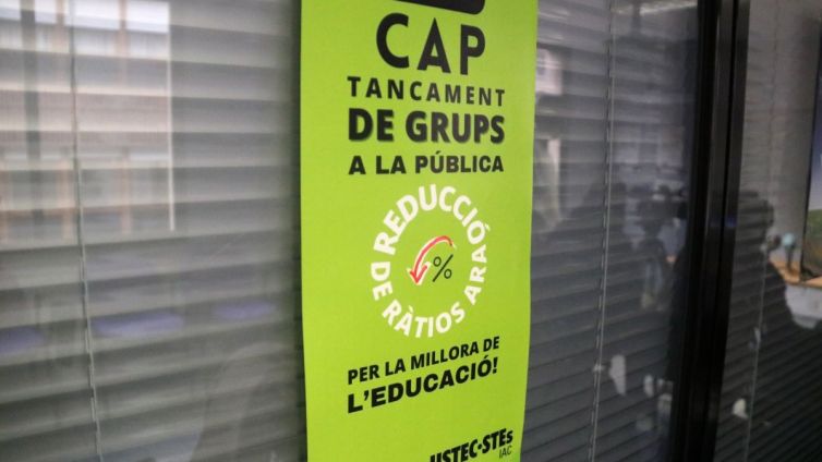 Cartell sindical contra el tancament de líníes a l'escola pública