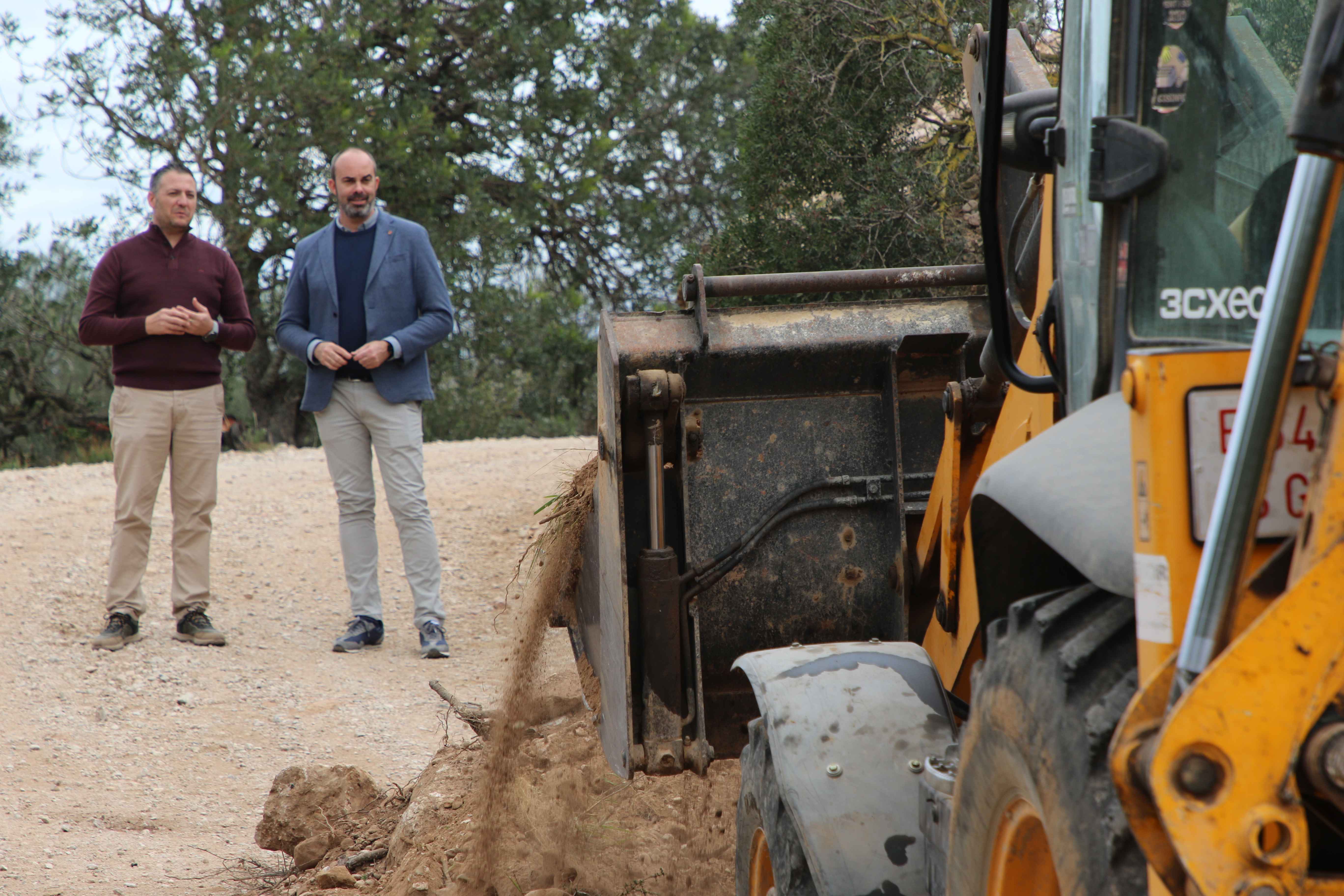 l'alcalde de Roquetes, Ivan Garcia visita les obres de millora dels camins municipals