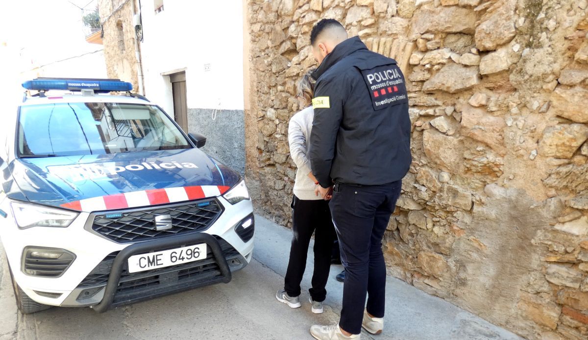 Un agent dels Mossos s'endú detinguda una dona a Tivissa 