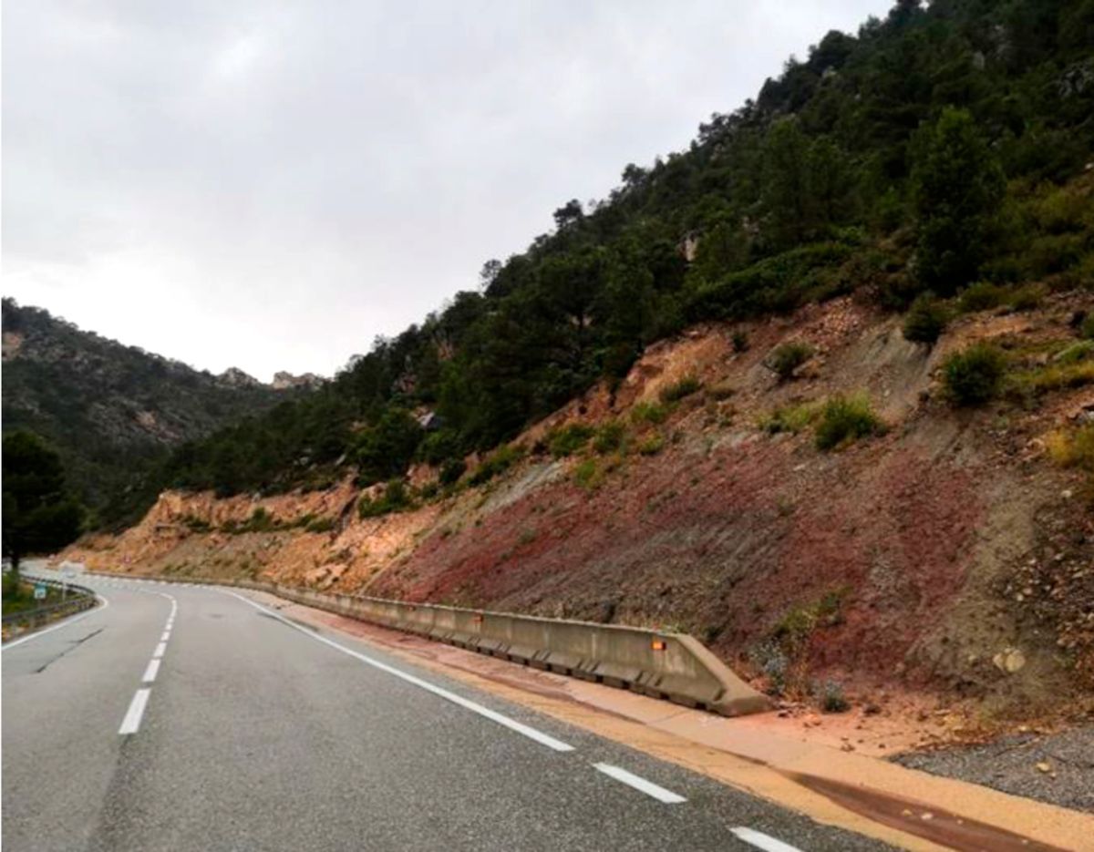 Talús a la carretera T-333 entre Prat de Compte i Xerta  