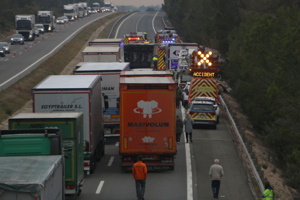 El conductor d'un camió ha mort després de bolcar a l'AP-7, a l'Hospitalet de l'Infant  