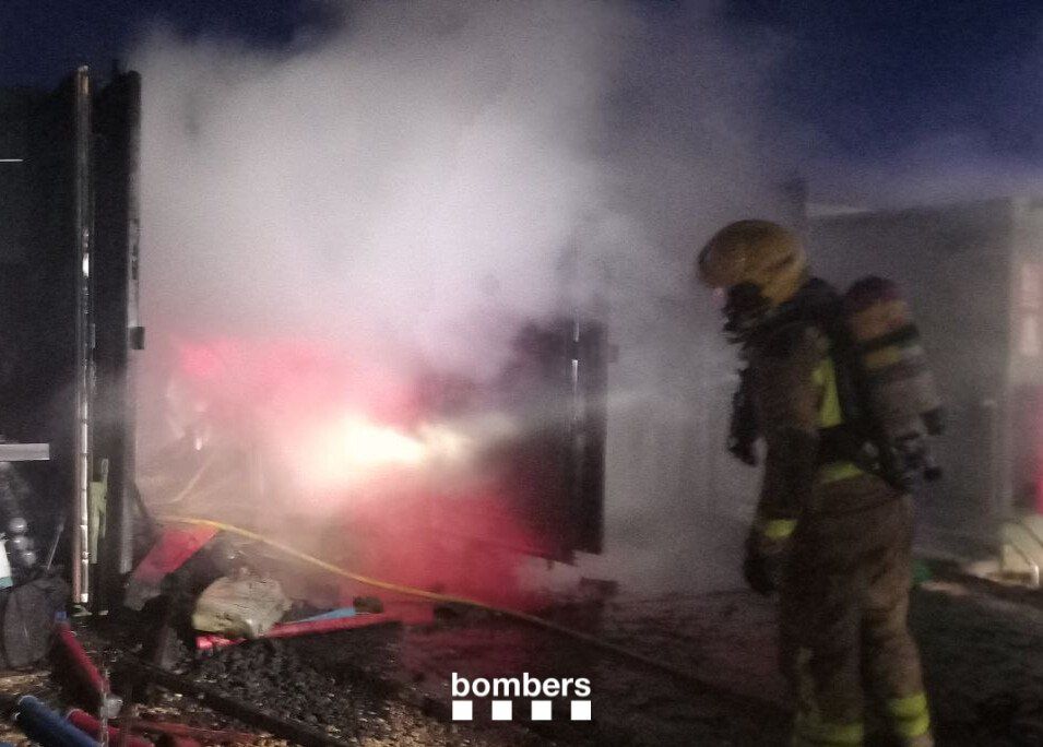 Els Bombers de la Generalitat extingint l'incendi de la granja de Camarles