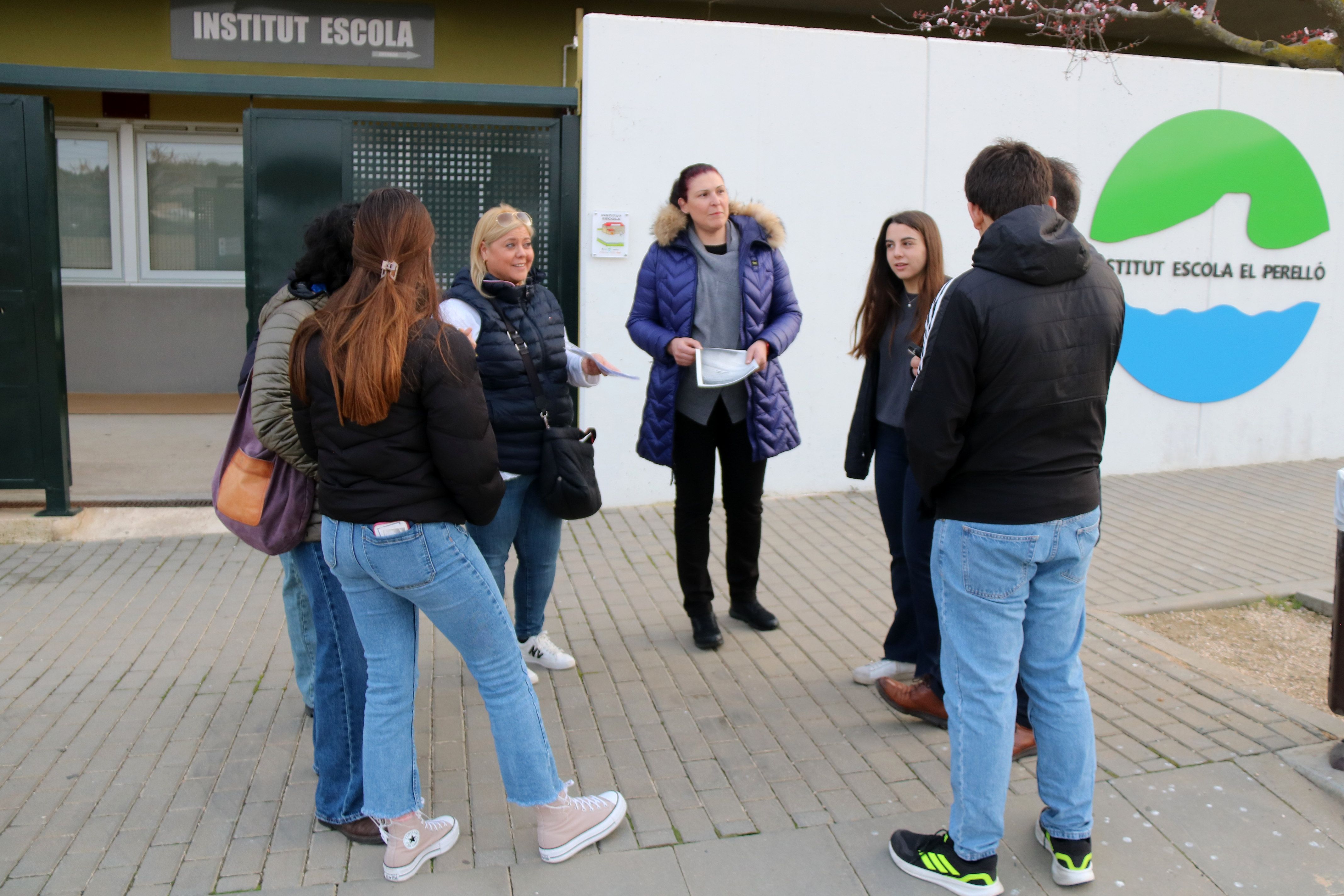 Familiars i alumnes de l'institut escola del Perelló.