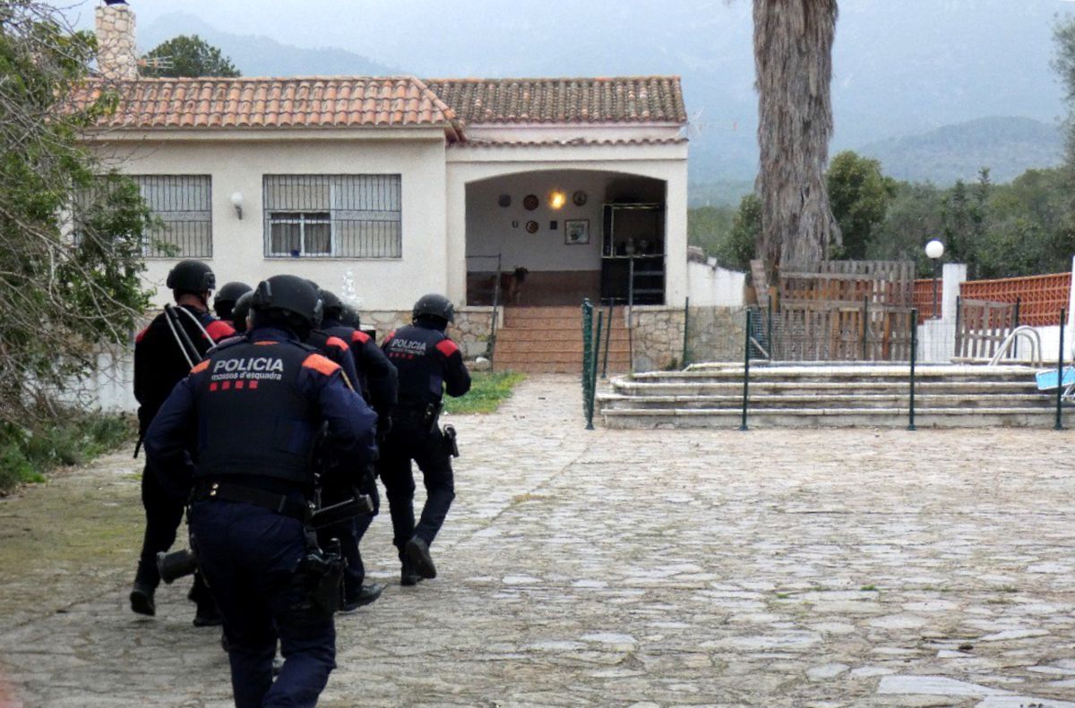 Agents dels Mossos iniciant l'escorcoll d'un habitatge d'Alcanar Platja on s'ha detectat un cultiu interior de marihuana