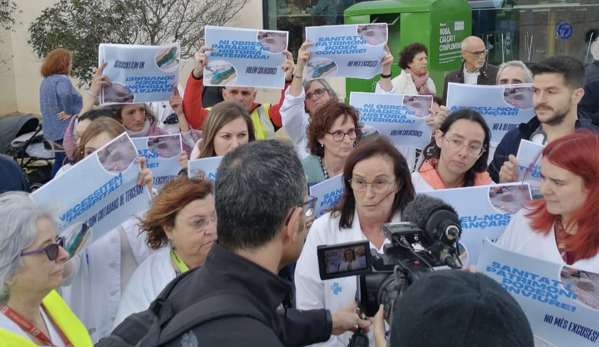 Protesta per demanar seguir amb les obres d'ampliació de l'Hospital Verge de la Cinta