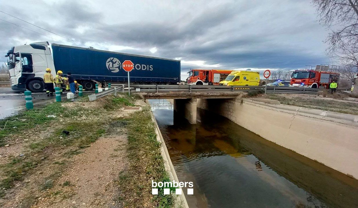 El camió i el turisme accidentats a la carretera que travessa el canal.