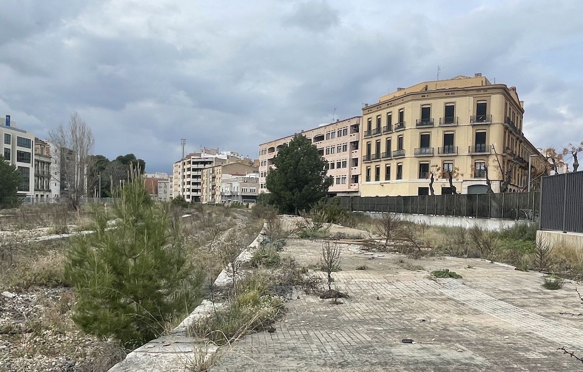 Els antics terrenys de Renfe, en desús des de fa anys.