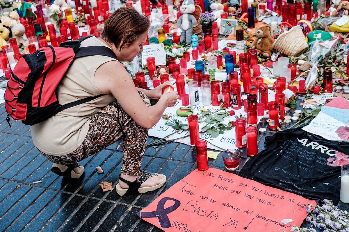 Mostres de condol a la Rambla, una setmana després de l'atemptat.