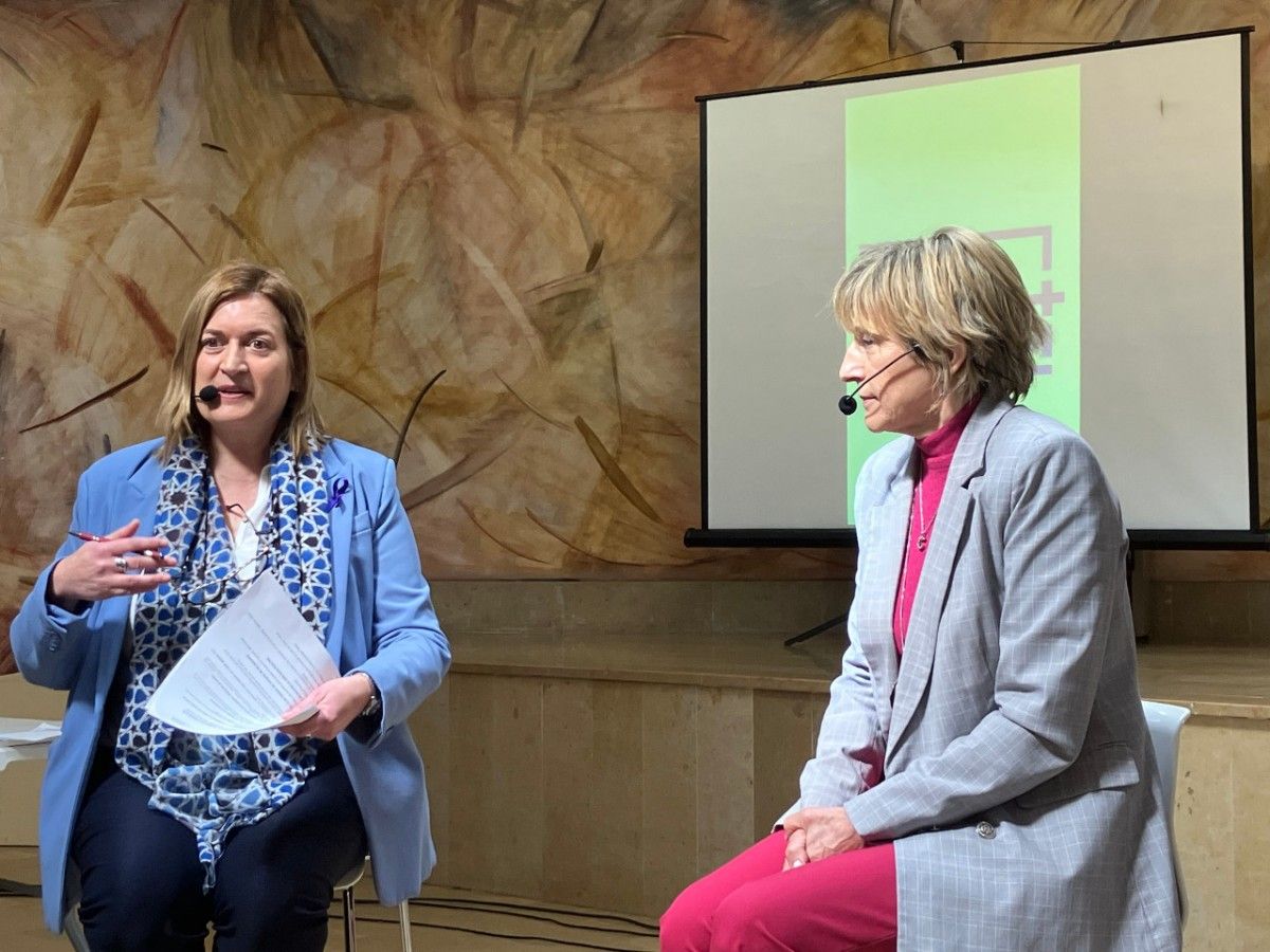 Montse Perelló i Carme Forcadell durant la presentació de la  candidatura Ara + Sumem a Tivissa 